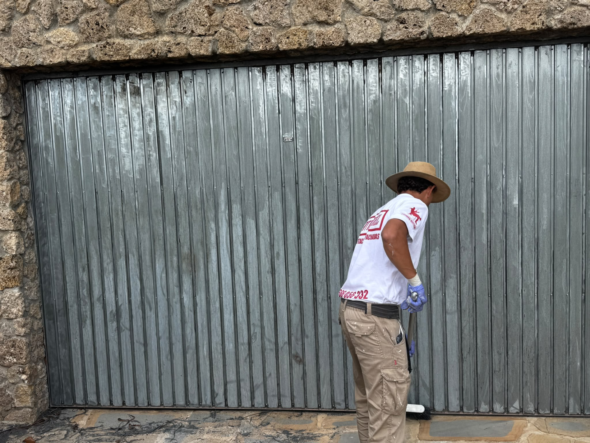 Antes: puerta de garaje oxidada