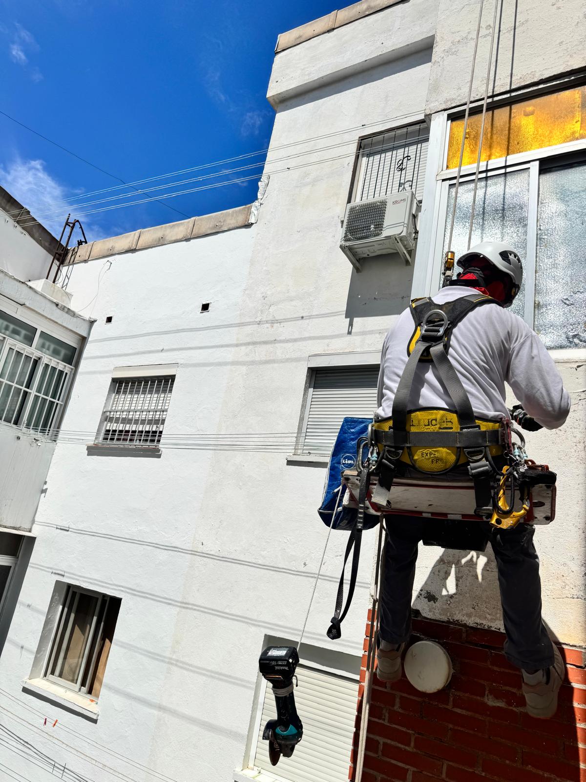 Trabajo vertical en fachada